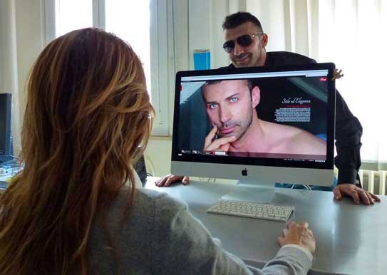 Donne che pagano uomini