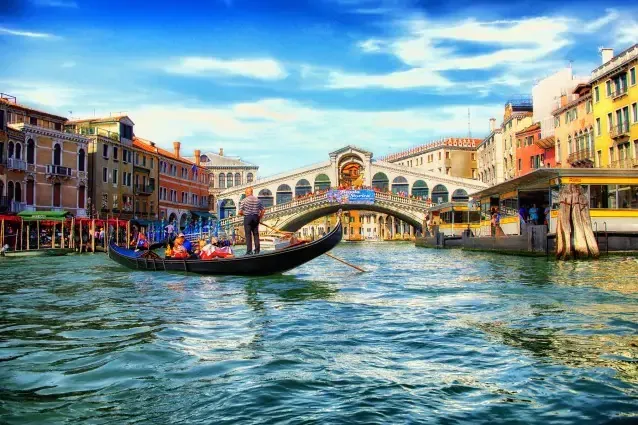 Lui e lei che vogliono passare serate diverse dal solito a Venezia: dove trovare il compagno affidabile?