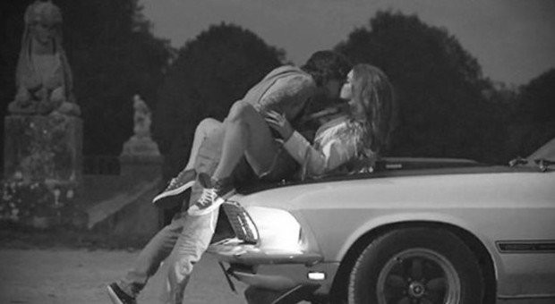 Fare sesso sul cofano della macchina con il proprio fidanzato/marito, è eccitante?