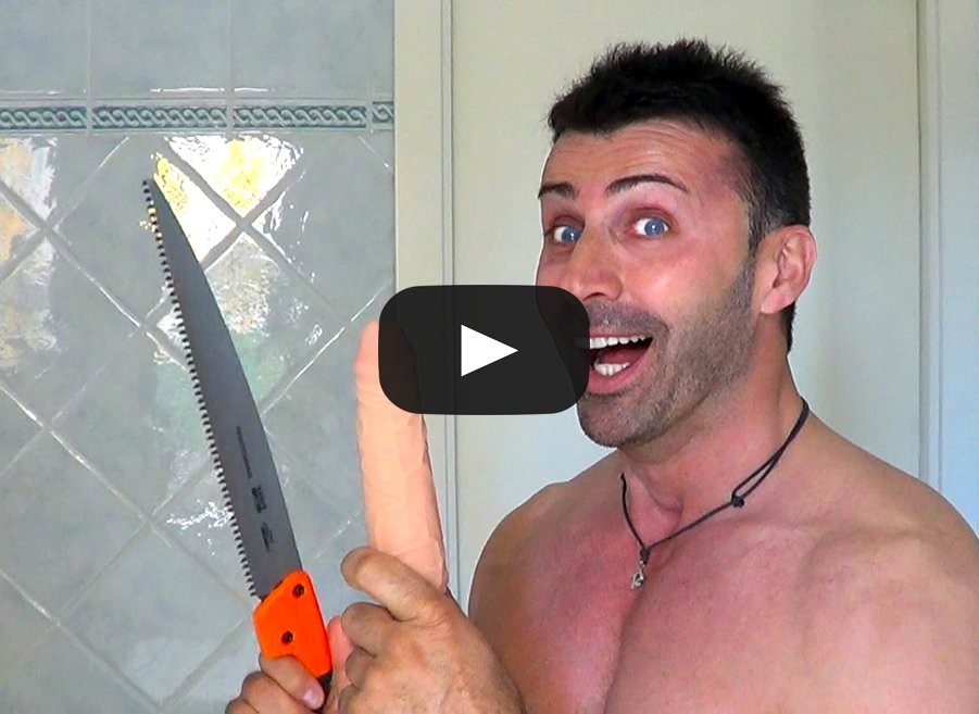 Roy Gigolo se lo sega in bagno